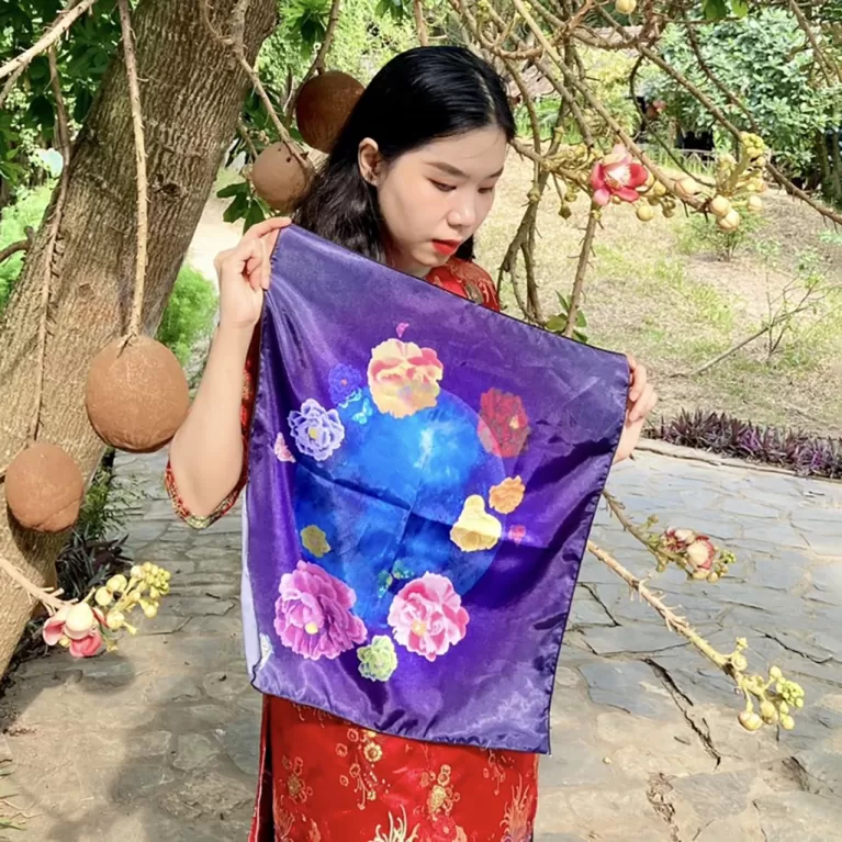 khăn lụa mặt trăng, khăn choàng lụa satin, khăn lụa in cao cấp, khăn bandana, khăn họa tiết nữ tính, khăn lụa màu tím