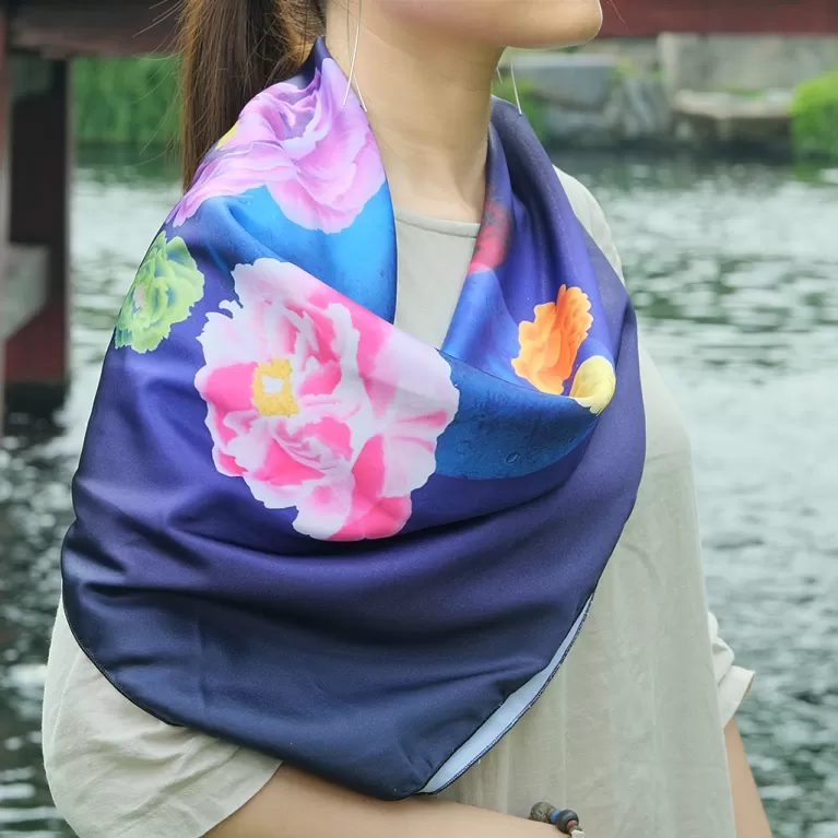 khăn lụa mặt trăng, khăn choàng lụa satin, khăn lụa in cao cấp, khăn bandana, khăn họa tiết nữ tính, khăn lụa màu tím