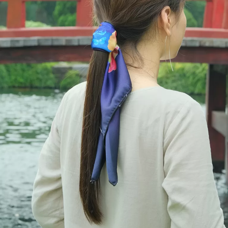 khăn lụa mặt trăng, khăn choàng lụa satin, khăn lụa in cao cấp, khăn bandana, khăn họa tiết nữ tính, khăn lụa màu tím