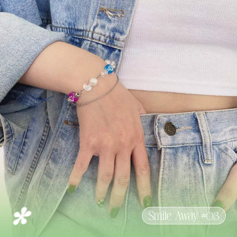 vòng tay hạt màu sắc extreme 03, bst smile away, hạt cườm trắng, phối charm hình mặt cười nhiều màu, phong cách trẻ trung và năng động