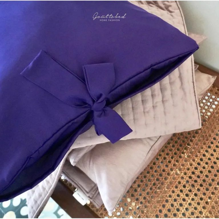 vỏ gối nằm lụa satin thắt nơ (nhiều màu), mặt vải mát rượi và thoáng khí, mang lại cảm giác thoải mái, tránh tình trạng làm khô da và tóc