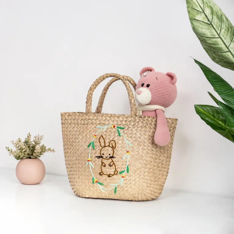 túi cói thêu hình thỏ, họa tiết con thỏ, chất liệu tự nhiên, phong cách nghệ thuật truyền thống, thiết kế tinh tế