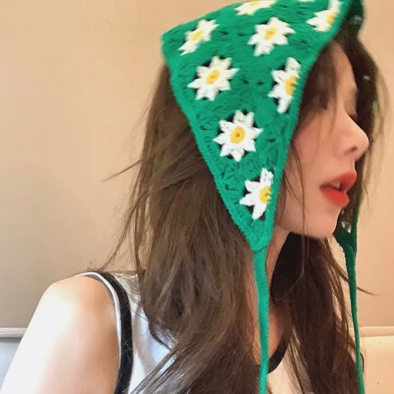 daisy crochet bandana, vibrant colors, adorable daisy pattern, gentle and pure design, vintage style