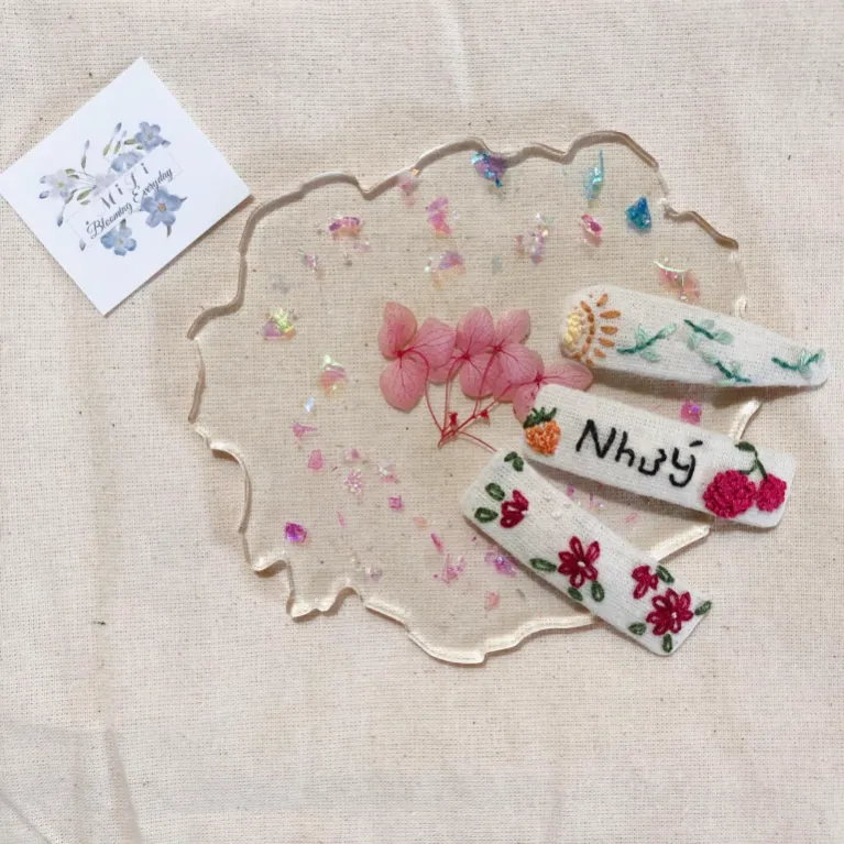 kẹp tóc linen thêu tay, màu lạnh, phong cách nhẹ nhàng và thanh thoát, họa tiết xinh xắn, kẹp tóc vải đáng yêu
