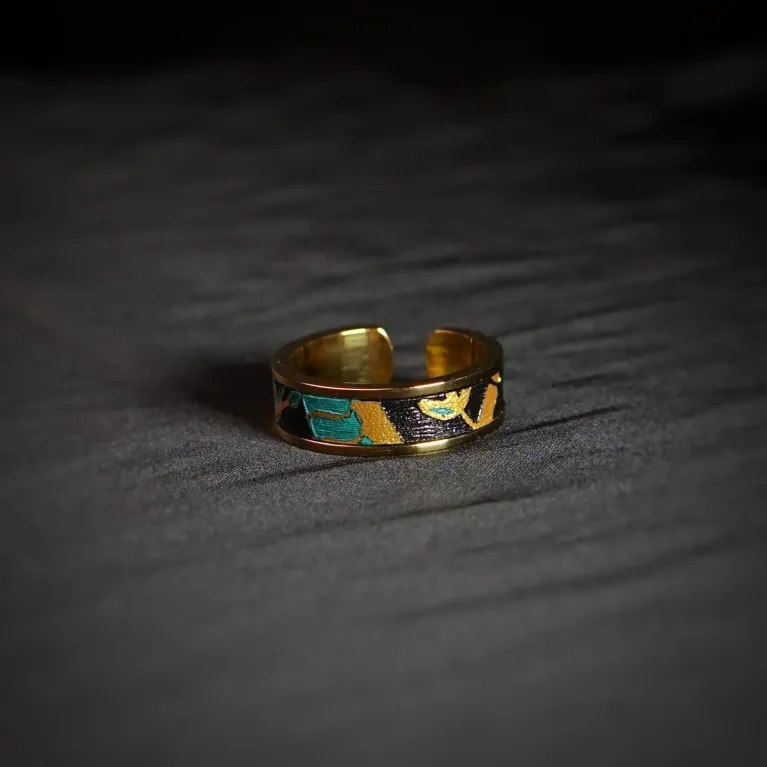 Nhẫn Thép “Thi” Bọc Da Vẽ Tay, Màu Vàng, Dòng Thơ Của Cuộc Sống, BST Nhẫn Cầm Kỳ Thi Họa, Phụ Kiện Nghệ Thuật, Nhẫn Nghệ Thuật, Quà Tặng Độc Đáo
