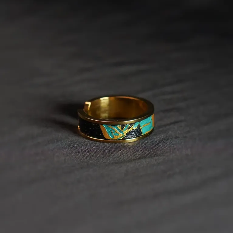 Nhẫn Thép “Thi” Bọc Da Vẽ Tay, Màu Vàng, Dòng Thơ Của Cuộc Sống, BST Nhẫn Cầm Kỳ Thi Họa, Phụ Kiện Nghệ Thuật, Nhẫn Nghệ Thuật, Quà Tặng Độc Đáo