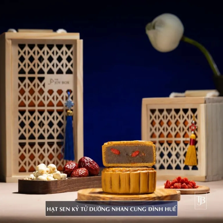 "Moon Viewing" Mid-Autumn Festival Gift Box, Lantern And Mooncakes, A Unique Vietnamese Gift, Expressing Your Love, Mid-Autumn Festival Gift, Meaningful Gifts