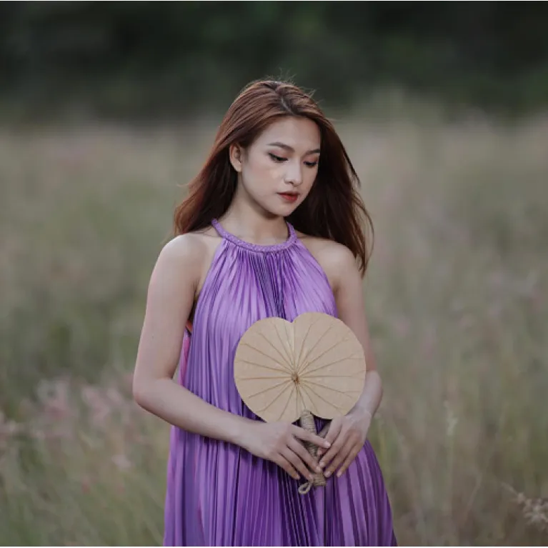 quạt lá sen dáng ngang, làm từ lá sen đồng tháp mười, quạt thủ công, mang đậm linh hồn việt, hợp phối cùng áo dài, quà tặng phái đẹp