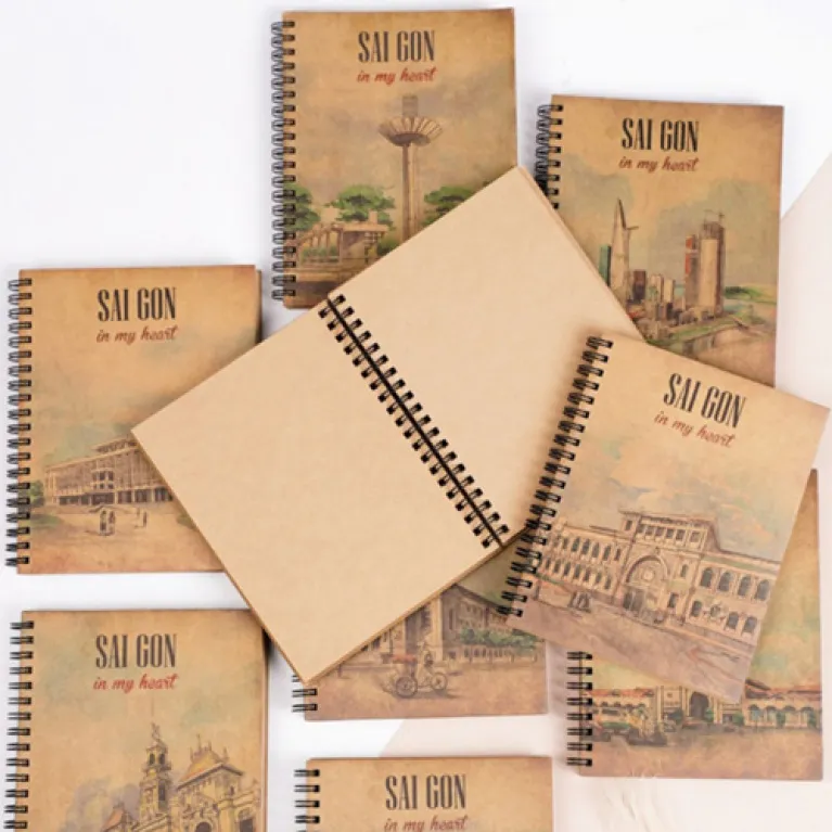 sổ tay giấy kraft “saigon in my heart”, bìa dày dặn, chất liệu giấy mềm mịn, khả năng bám mực tốt, phong cách cổ điển