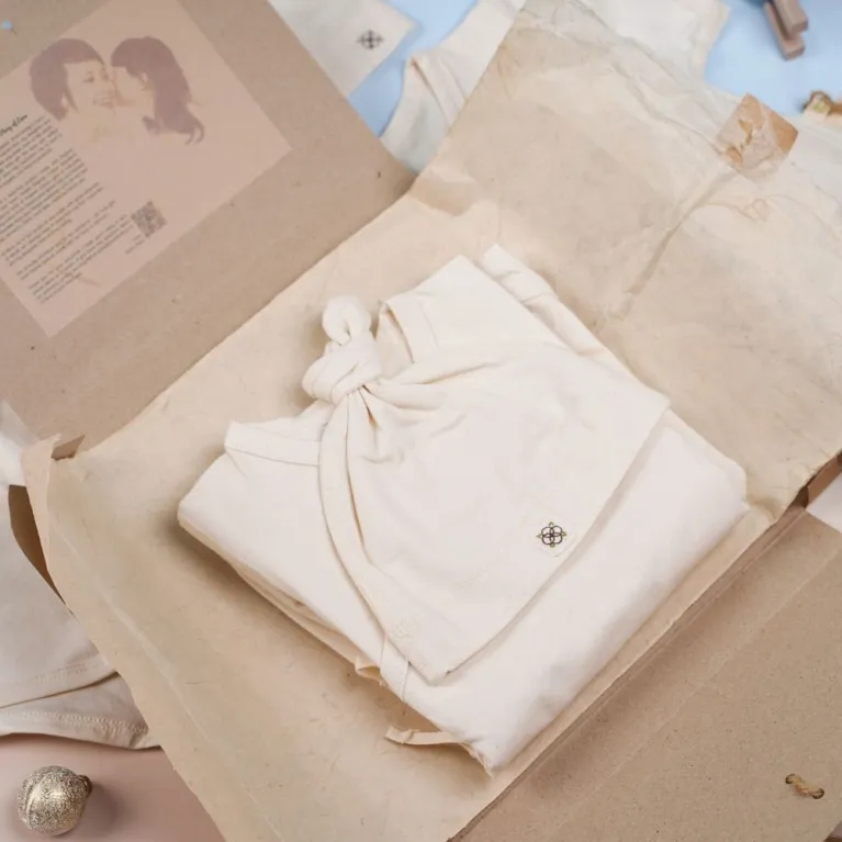 bộ quà tặng welcome baby, body chip kèm mũ, chất liệu sợi bông hữu cơ, không hóa chất, dùng được cho bé đến tận 6 tháng tuổi