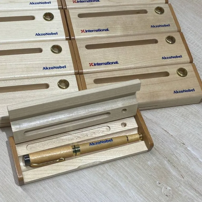 bút gỗ phong khắc tên kèm hộp, thiết kế ấn tượng, sự tỉ mỉ trong từng chi tiết, phù hợp với nhiều nhu cầu sử dụng, chế tác tinh xảo