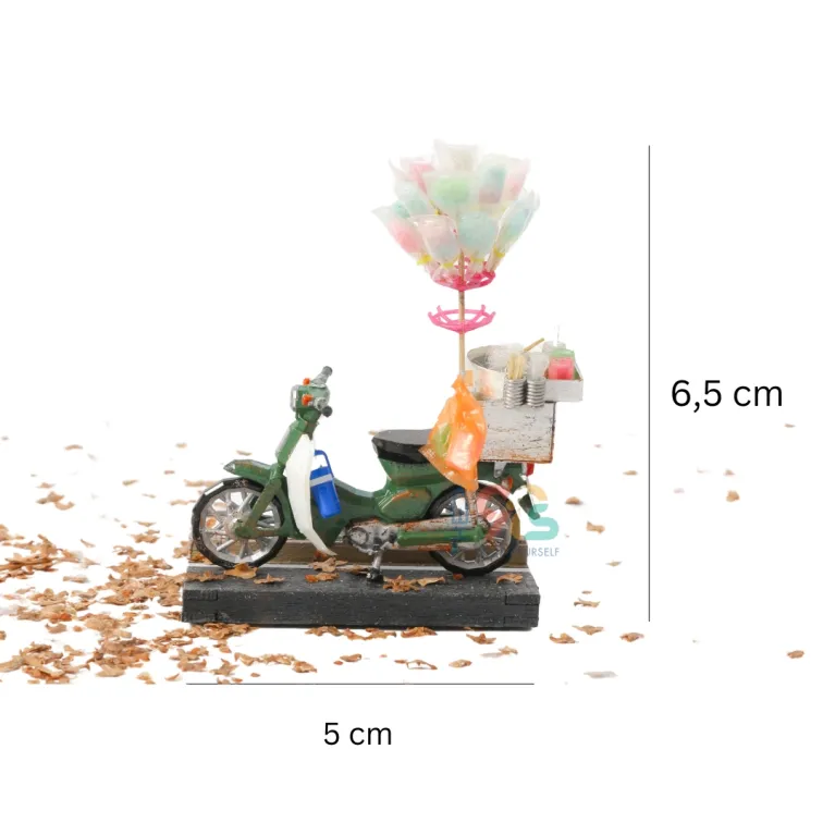 Xe Kẹo Bông Gòn Nam Châm Hít Tủ Lạnh thuộc bộ sưu tập xe đẩy hàng rong Việt Nam được thực hiện thủ công tinh xảo, hứa hẹn sẽ là món quà Việt Nam cực kì ấn tượng