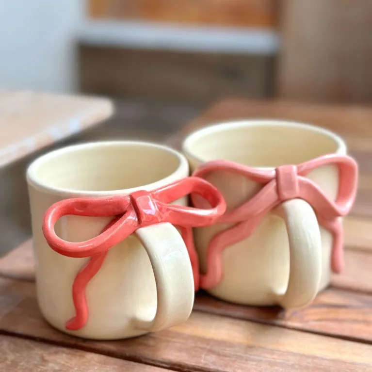 Chiếc Cốc Ruy Băng Gốm Sứ, được làm từ gốm sứ cao cấp, phủ men trong suốt và màu sắc vô cùng nổi bật, đáng yêu