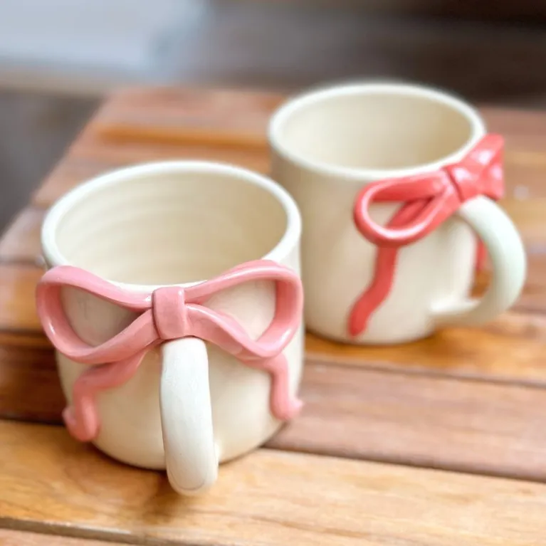 Chiếc Cốc Ruy Băng Gốm Sứ, được làm từ gốm sứ cao cấp, phủ men trong suốt và màu sắc vô cùng nổi bật, đáng yêuChiếc Cốc Ruy Băng Gốm Sứ, được làm từ gốm sứ cao cấp, phủ men trong suốt và màu sắc vô cùng nổi bật, đáng yêu
