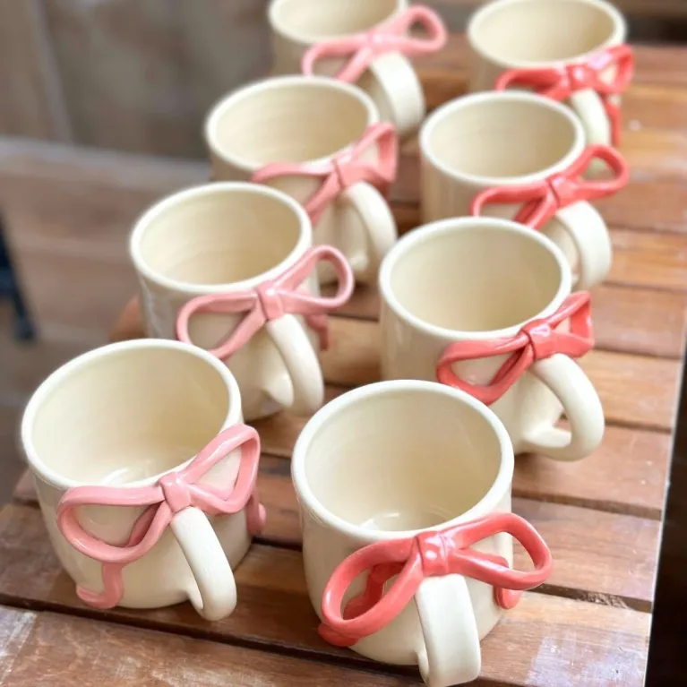 Chiếc Cốc Ruy Băng Gốm Sứ, được làm từ gốm sứ cao cấp, phủ men trong suốt và màu sắc vô cùng nổi bật, đáng yêu