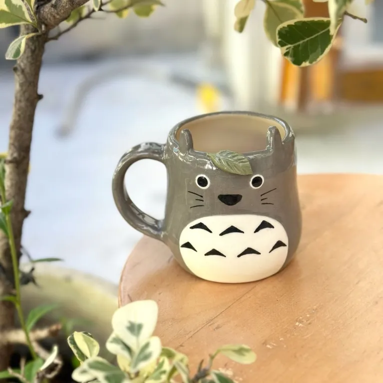 Chiếc cốc Totoro gốm sứ đáng yêu, được làm thủ công từ gốm sứ cao cấp, vừa là món phụ kiện đáng yêu, vừa là ý tưởng quà tặng cho nữ, quà tặng cho bé tuyệt vời.