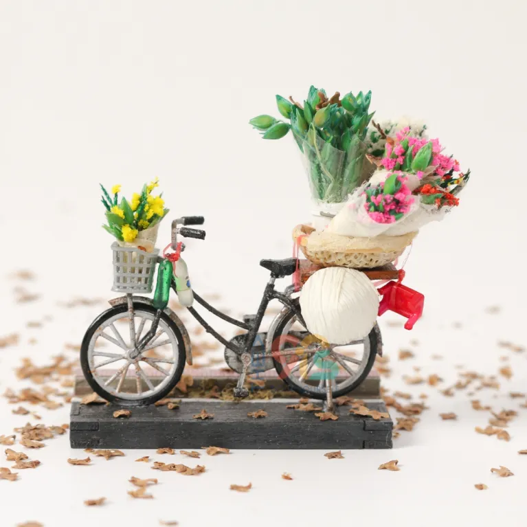 Chiếc Xe Bán Hoa trong bộ sưu tập xa đẩy hàng rong Việt Nam chính là mô hình nam châm hít tủ lạnh được thực hiện thủ công tinh xảo, hứa hẹn là món quà Việt Nam mà ai cũng ấn tượng
