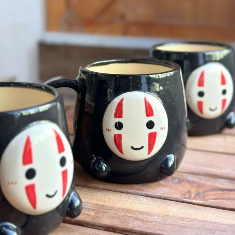 Cốc gốm Vô Diện làm từ gốm cao cấp, ết hợp hoàn hảo giữa thiết kế độc đáo và chất lượng bền bỉ, làm một món quà tặng thủ công vô cùng đáng yêu