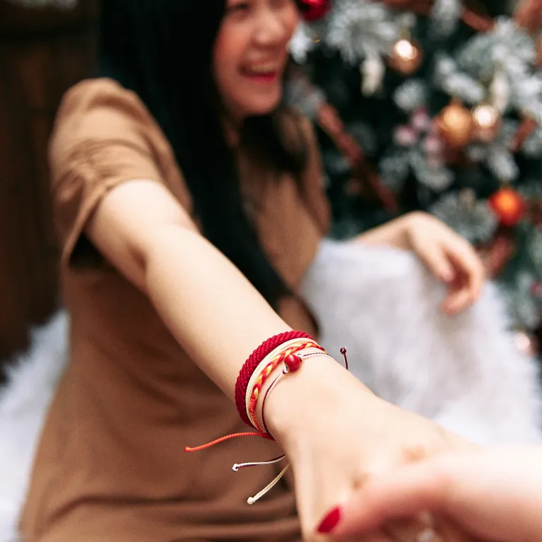 Set Vòng Tay Giáng Sinh "Tình Bạn", Chính Là Món Quà Tặng Giáng Sinh Rực Rỡ Với Những Chiếc Vòng Tay Len Nghệ Thuật Được Đan Thủ Công Tỉ Mỉ