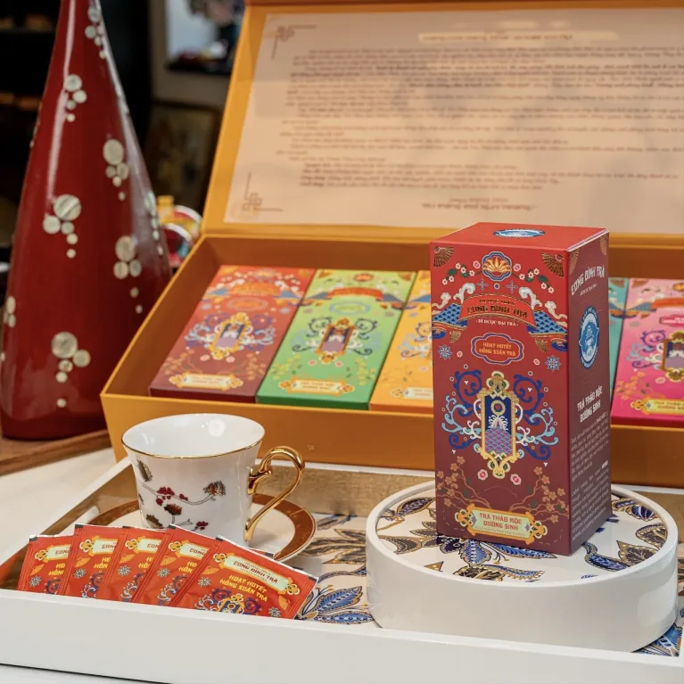 Hoạt Huyết Hồng Xuân Trà Là Dòng Trả Túi Lọc Từ Thảo Mộc Tự Nhiên, Ngăn Ngừa Tai Biến Mạch Máu Não, Chính Là Món Quà Tặng Sức Khỏe, Quà Tặng Gia Đình Ý NghĩaHoạt Huyết Hồng Xuân Trà Là Dòng Trả Túi Lọc Từ Thảo Mộc Tự Nhiên, Ngăn Ngừa Tai Biến Mạch Máu Não, Chính Là Món Quà Tặng Sức Khỏe, Quà Tặng Gia Đình Ý Nghĩa