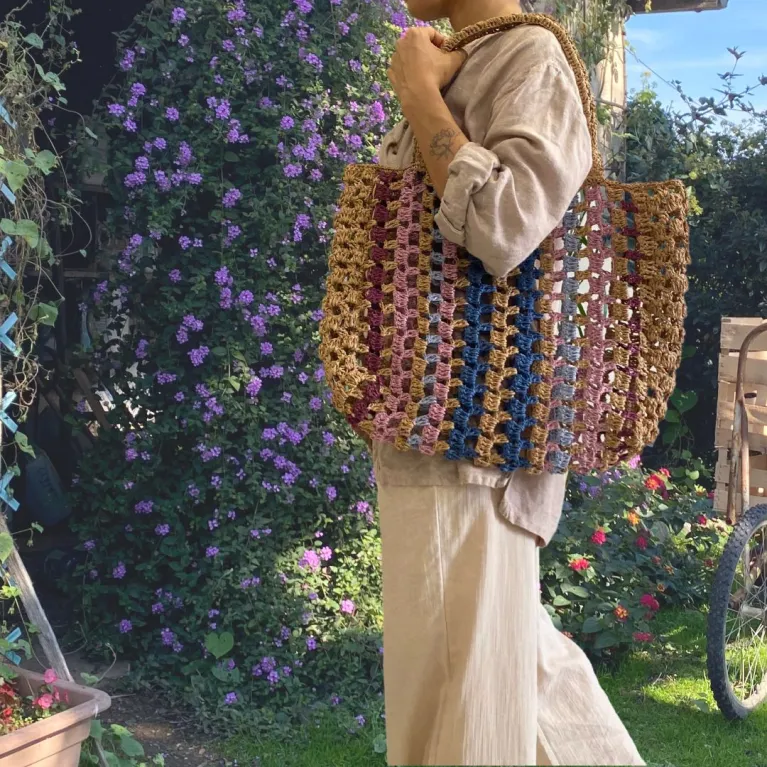 Túi Tote Versa Basket Coluniq 02, với phối màu cổ điển và được móc thủ công từ sợi cọ raffia, là món phụ kiện thời trang bền vững hoàn hảo cho những chuyến đi biển hay làm quà tặng ý nghĩa dành cho phái nữ