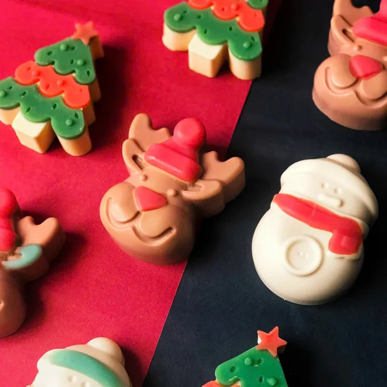 Hộp quà Xà Phòng Thủ Công Phong Cách Noel mang đến Không Khí Lễ Hội Ngập Tràn với thành phần xà phòng tự nhiên, đây sẽ là một món Quà Tặng Giáng Sinh tuyệt vời.