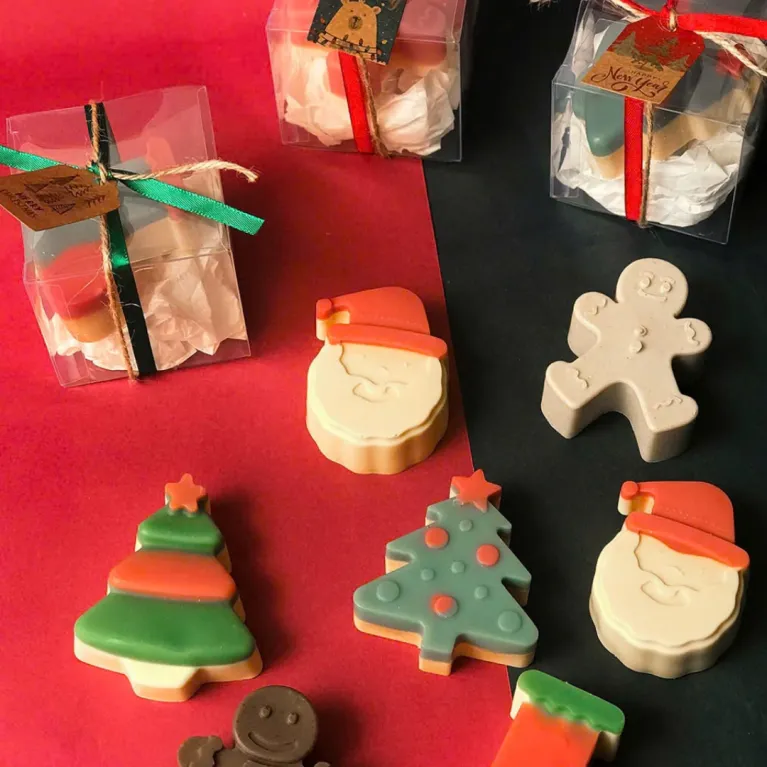 Xà Phòng Thủ Công Phong Cách Noel đứng trong Hộp Quà Mica đẹp mắt, xà phòng sử dụng nguyên liệu thiên nhiên, lý tưởng để làm Quà Tặng Giáng Sinh