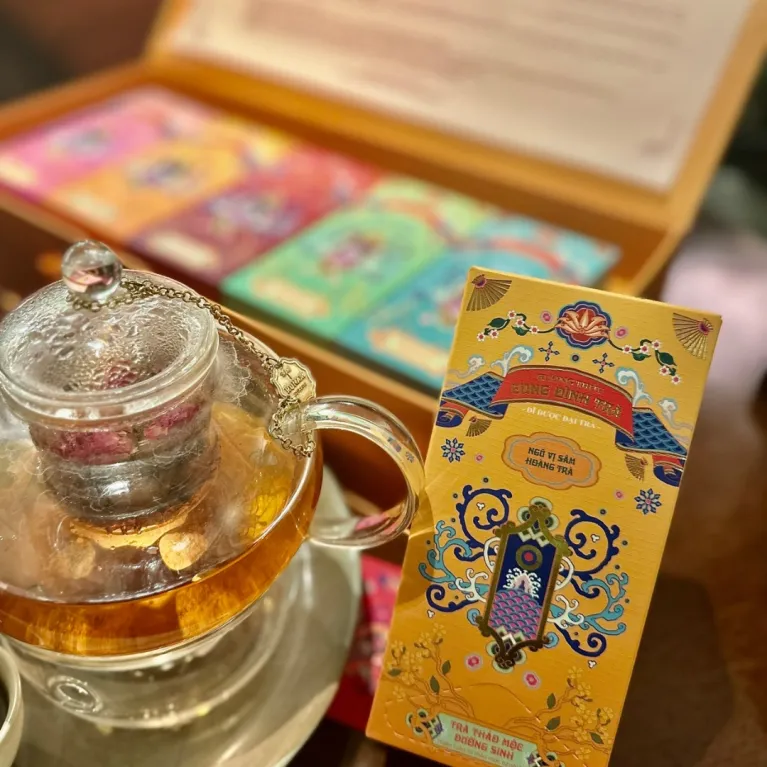Ngũ Vị Sâm Hoàng Trà Là Dòng Trà Túi Lọc Giúp Chăm Sóc Cơ Thể Bằng Hương Vị Hoàng Gia Làm Từ Thảo Mộc Tự Nhiên, Lý Tưởng Để Làm Quà Tặng Sức Khỏe