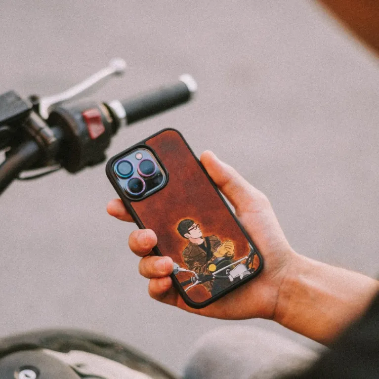 Ốp lưng da vẽ tay theo yêu cầu, khắc tên, khắc chữ ký, món quà handmade, quà tặng cá nhân hóa vô cùng độc đáo, thể hiện cá tính riêng của bạn.