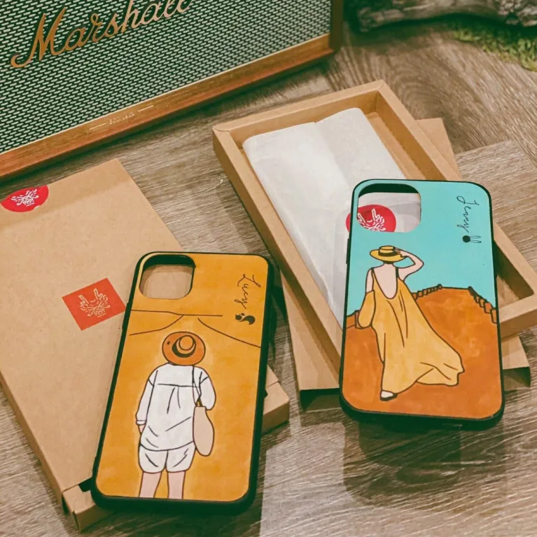 Ốp lưng da vẽ tay theo yêu cầu, khắc tên, khắc chữ ký, món quà handmade, quà tặng cá nhân hóa vô cùng độc đáo, thể hiện cá tính riêng của bạn.