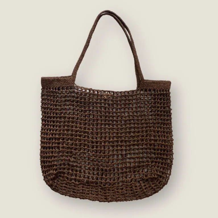 Túi Tote Versa Basket Smbro Được Móc Thủ Công Từ Sợi Raffia, Là Món Phụ Kiện Thời Trang Bền Vững Tôn Vinh Vẻ Đẹp Tối Giản Và Lý Tưởng Để Làm Quà Sinh Nhật