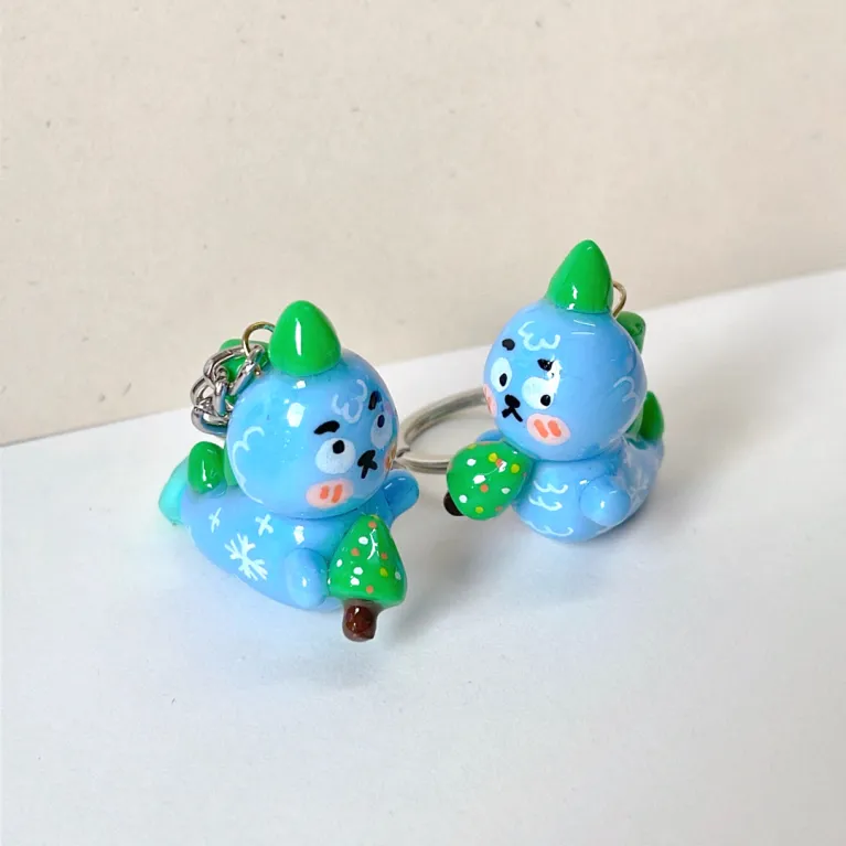 Móc Khóa Thông Long Đất Sét Thủ Công sở hữu ngoại hình ngộ nghĩnh, thú vị, đây hứa hẹn là chiếc  móc khóa thủ công đáng yêu, làm món quà giáng sinh độc đáo