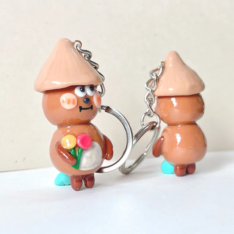 Móc khóa Mèo Nón Lá đất sét thủ công là mẫu móc chìa khóa cao cấp, được thực hiện tỉ mỉ làm nên một món quà Việt Nam thú vị hay đơn giản là một món quà thủ công đáng yêu cho bạn bè