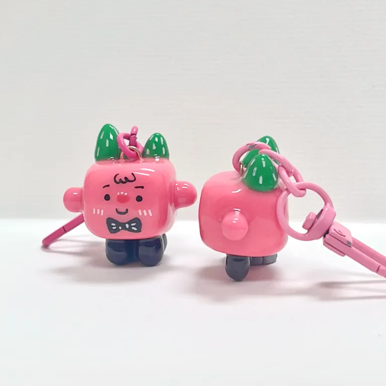 Móc Khóa Hộp Quà Màu Hồng Noel đất sét thủ công với ngoại hình độc đáo nhưng cực kỳ đáng yêu, hứa hẹn sẽ là món quà tặng thủ công đáng yêu cũng  như món quà tặng ccho nữ lý tưởng