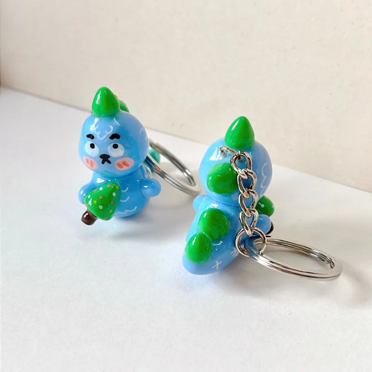 Móc Khóa Thông Long Đất Sét Thủ Công sở hữu ngoại hình ngộ nghĩnh, thú vị, đây hứa hẹn là chiếc  móc khóa thủ công đáng yêu, làm món quà giáng sinh độc đáo