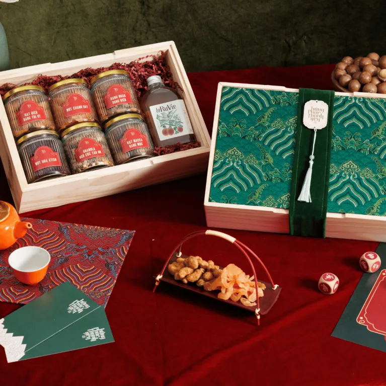 The "Brocade 1" Tet Gift Box is a festive Lunar New Year gift set featuring nuts, jams, and wine—an ideal Tet gift and luxurious corporate present celebrating Vietnamese traditions.