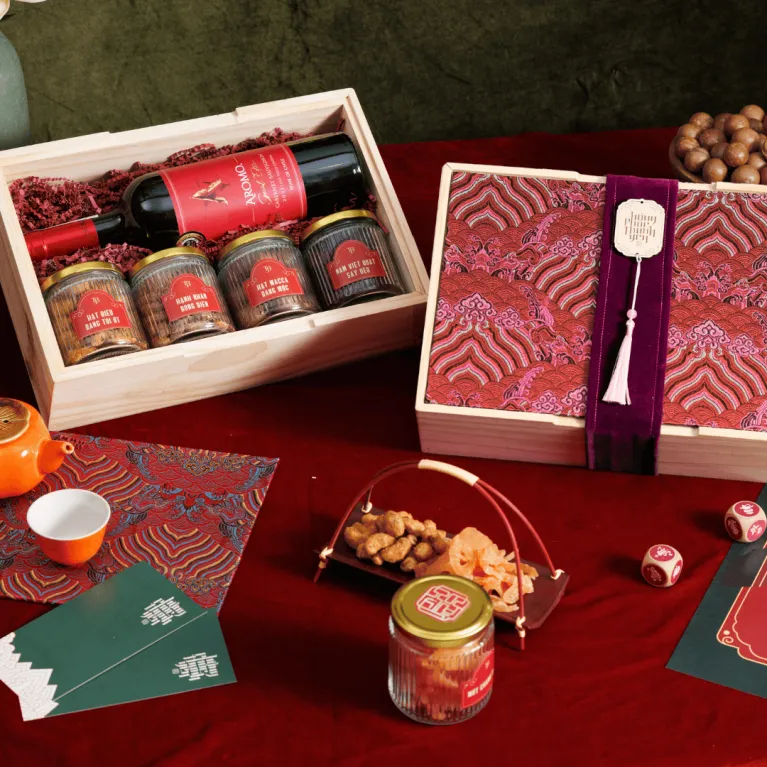 The "Brocade 4" Tet Gift Box offers classy spring wishes with a luxurious blend of nuts, jams, and wine, making it the perfect Tet gift set and corporate gift, ideal for Vietnamese gifts for foreigners.