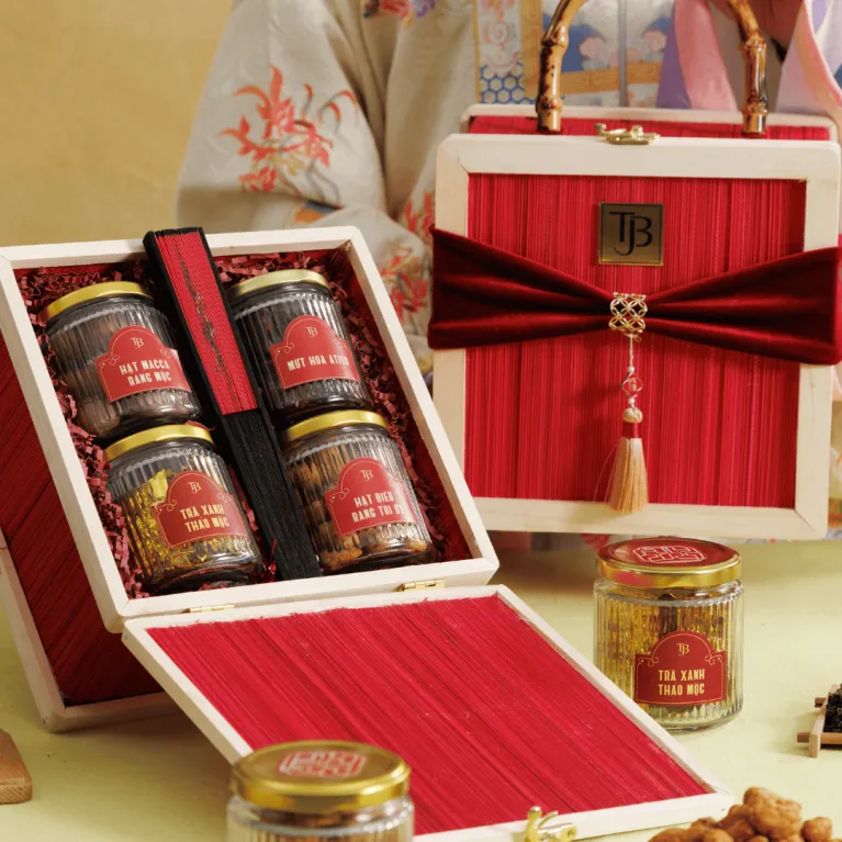 The "Great Blessing" Tet Gift Box is an elegant choice for the New Year, offering a premium nut, dried fruit, and tea gift set, making it a versatile Tet gift set perfect for corporate gifts and authentic Vietnamese gifts.