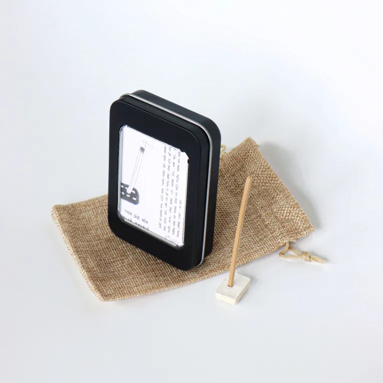 Hộp Trầm Hương Cao Cấp 100 Que là Trầm hương Việt Nam nguyên chất từ Quảng Nam, đựng trong hộp thiếc sang trọng, kèm đế cắm tinh tế