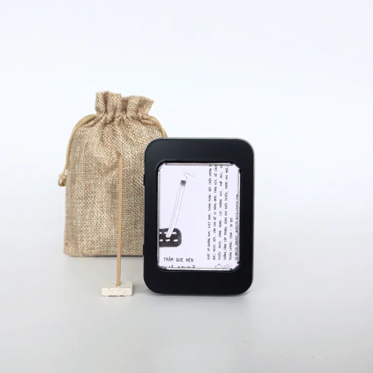 Hộp Trầm Hương Cao Cấp 100 Que là Trầm hương Việt Nam nguyên chất từ Quảng Nam, đựng trong hộp thiếc sang trọng, kèm đế cắm tinh tế