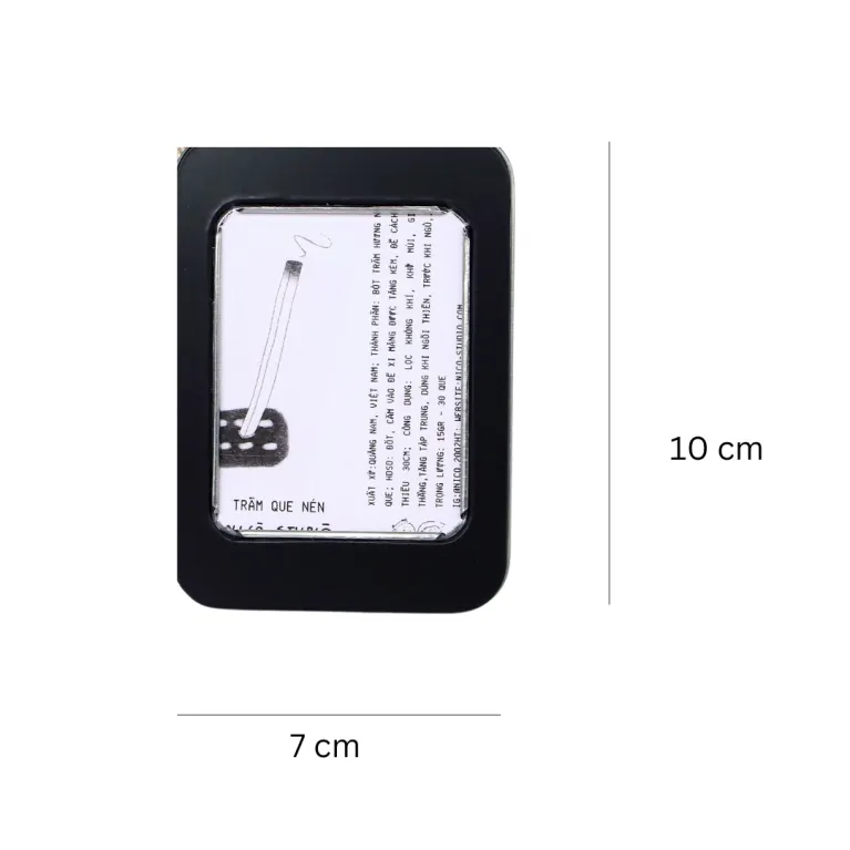 Hộp Trầm Hương Cao Cấp 100 Que là Trầm hương Việt Nam nguyên chất từ Quảng Nam, đựng trong hộp thiếc sang trọng, kèm đế cắm tinh tế