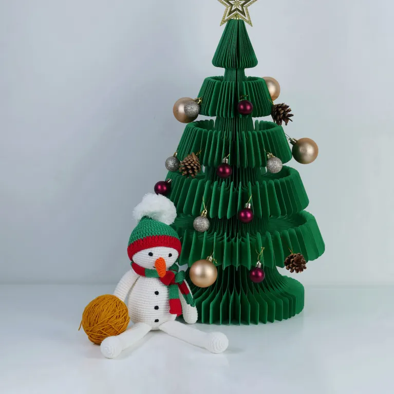 Người Tuyết Len Nhồi Bông là món đồ chơi thủ công từ len cotton, hoàn hảo để sử dụng làm phụ kiện trang trí trang trí giáng sinh, quà tặng cho bé hay làm quà tặng giáng sinh cho bất cứ người thân yêu nào