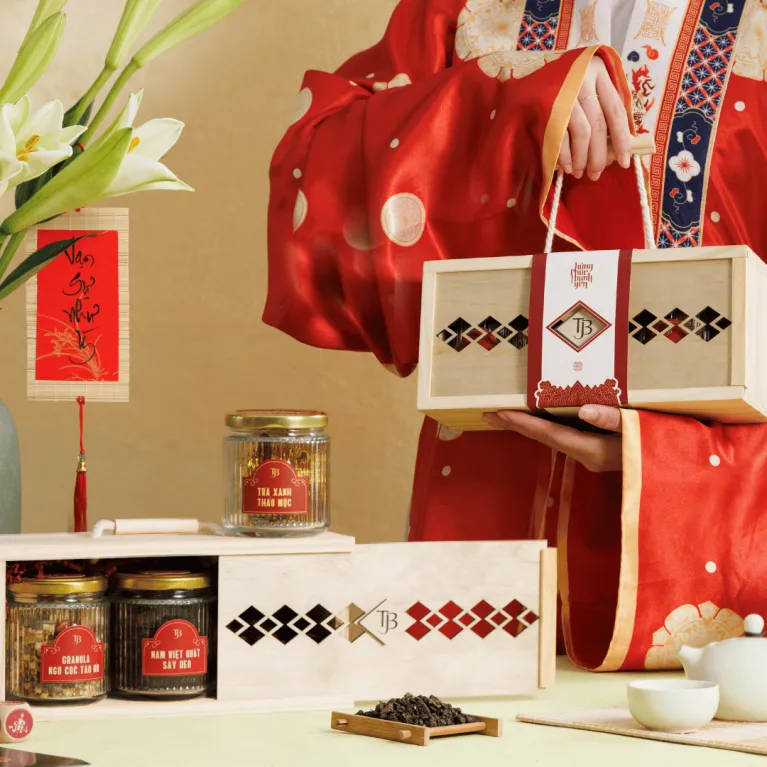 The "Three Jewels" Tet Gift Box, featuring Granola with Oolong Tea and Dried Cranberries, is a thoughtful Tet Gift Set perfect for sending warmest wishes as a corporate gift, highlighting the charm of Vietnamese Tet Gifts.