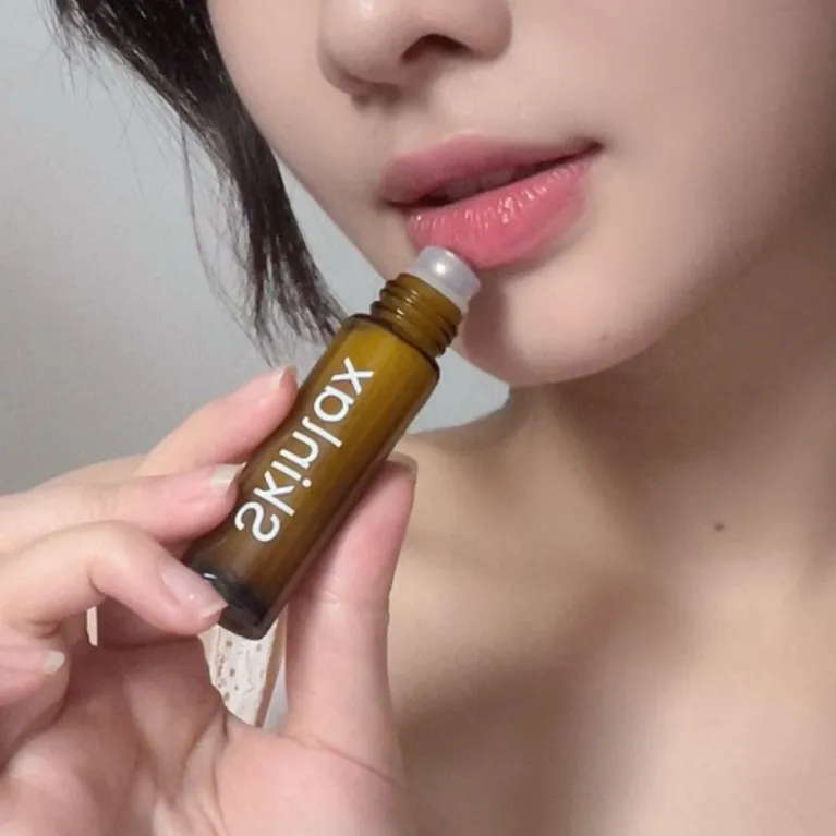 The Skinlax Lip Essence Roller (10ml) combines nourishing ingredients and concentrated lip care essence to create a beauty must-have, effectively reducing dark spots while providing deep hydration and rejuvenation.