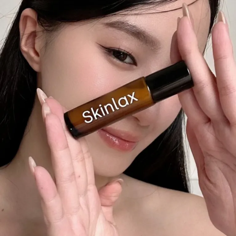 The Skinlax Lip Essence Roller (10ml) combines nourishing ingredients and concentrated lip care essence to create a beauty must-have, effectively reducing dark spots while providing deep hydration and rejuvenation.