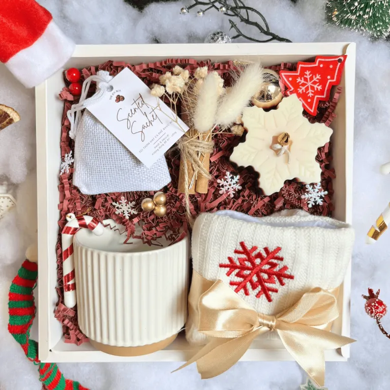 Hộp Quà Giáng Sinh "Snowflakes" Sở Hữu Màu Chủ Đạo Là Màu Trắng Tinh Tế, Hộp Quà Với Sáp Thơm, Túi Thơm, Ly Sứ Và Vớ Len Làm Nên Món Quà Noel Xinh Xắn