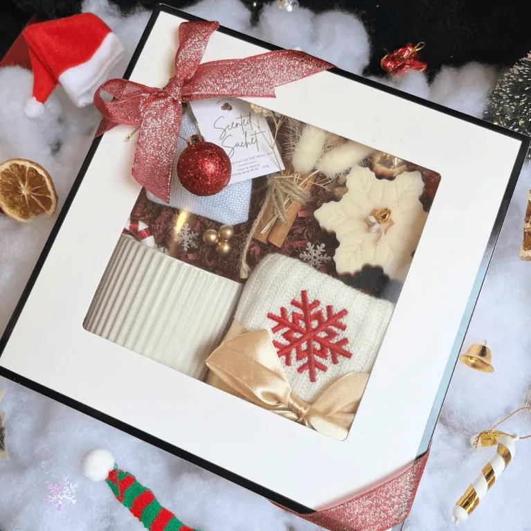 Hộp Quà Giáng Sinh "Snowflakes" Sở Hữu Màu Chủ Đạo Là Màu Trắng Tinh Tế, Hộp Quà Với Sáp Thơm, Túi Thơm, Ly Sứ Và Vớ Len Làm Nên Món Quà Noel Xinh Xắn