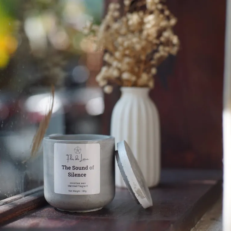 Nến Thơm Thủ Công Hũ Xi Măng Size M Mang Theo Vẻ Đẹp Nguyên Bản Đầy Mê Hoặc, Là Mẫu Nến Thơm Bấc Gỗ Và Tinh Dầu Cao Cấp Để Làm Quà Cho Mọi Dịp Và Cả Quà Sinh Nhật Độc Đáo