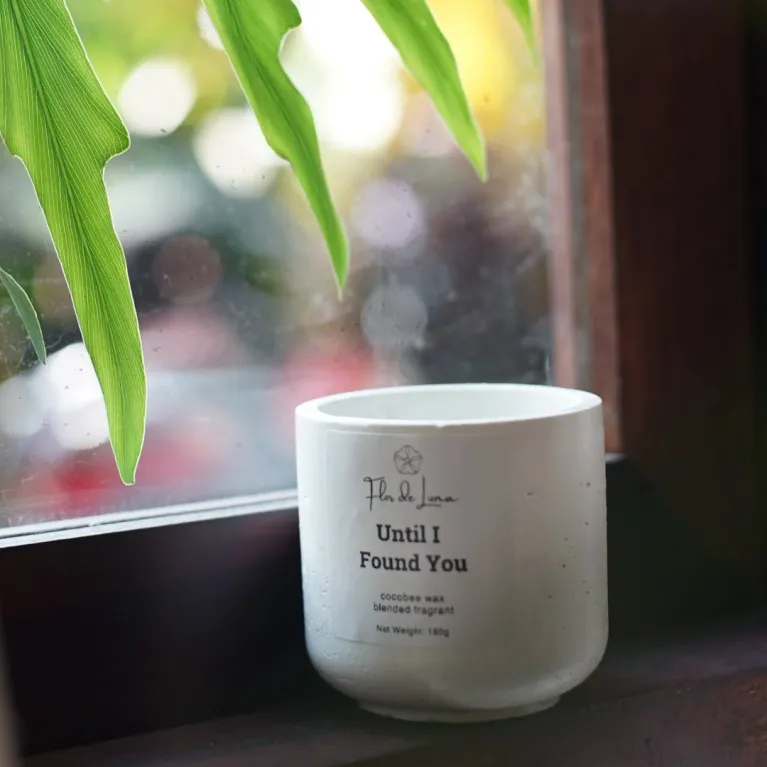 Nến Thơm Thủ Công Hũ Xi Măng Size M Mang Theo Vẻ Đẹp Nguyên Bản Đầy Mê Hoặc, Là Mẫu Nến Thơm Bấc Gỗ Và Tinh Dầu Cao Cấp Để Làm Quà Cho Mọi Dịp Và Cả Quà Sinh Nhật Độc Đáo