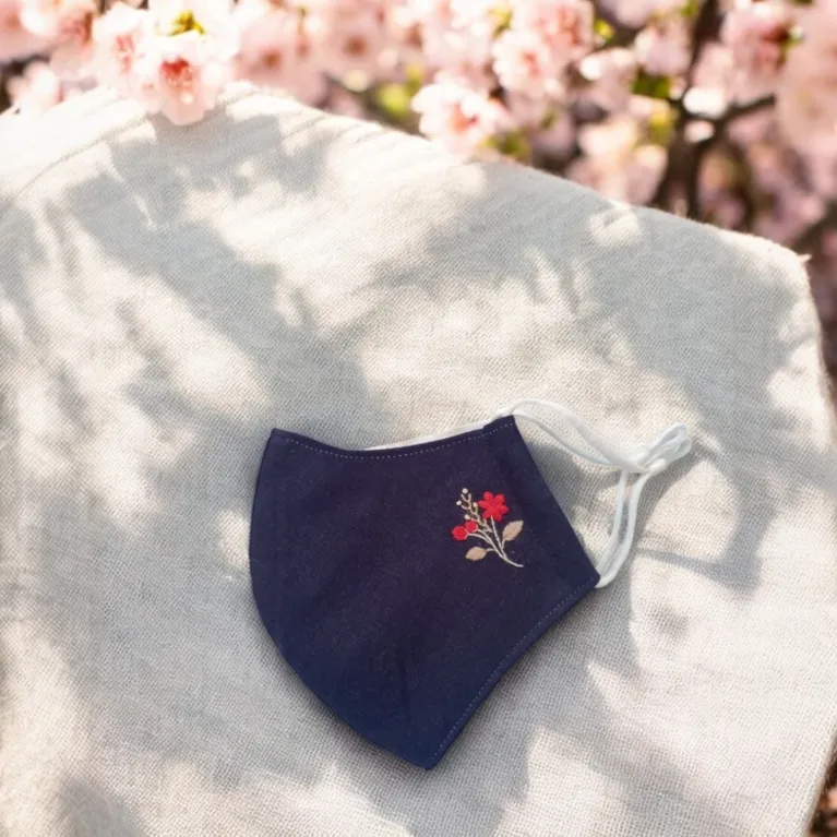 Khẩu trang thêu tay hoa đỏ năm cánh với nét duyên đầy cuốn hút, được làm từ vải linen cao cấp, là khẩu trang thủ công và phụ kiện thủ công tuyệt vời, thích hợp làm quà Việt Nam ý nghĩa